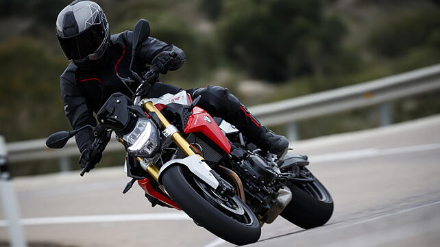 BMW F900R Action