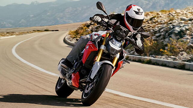 BMW F900R Action