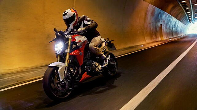 BMW F900R Action