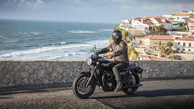 Triumph Bonneville T120 Black Action