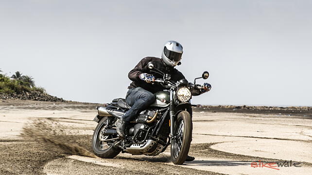 Triumph Bonneville T100 Action