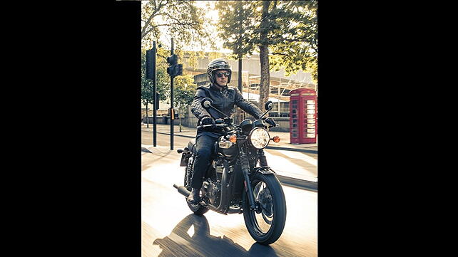 Triumph Bonneville T100 Action