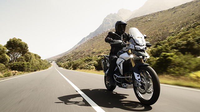 Triumph Tiger 900 Action