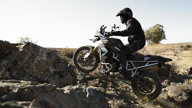 Triumph Tiger 900 Action