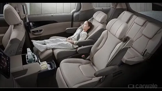 Kia Carnival second-row seats in lounge configuration, showcasing spacious and luxurious seating arrangement