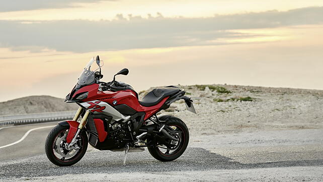 BMW S1000XR [2020] Left Front Three Quarter