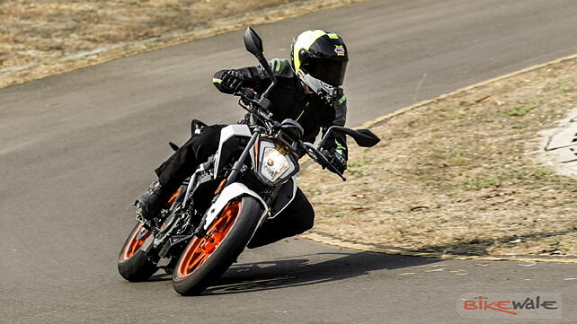 KTM 200 Duke Action