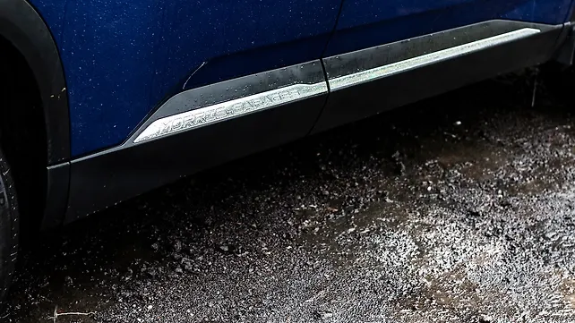 MG Hector Plus [2020-2023] Right Side View