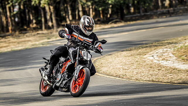 KTM 390 Duke actioin