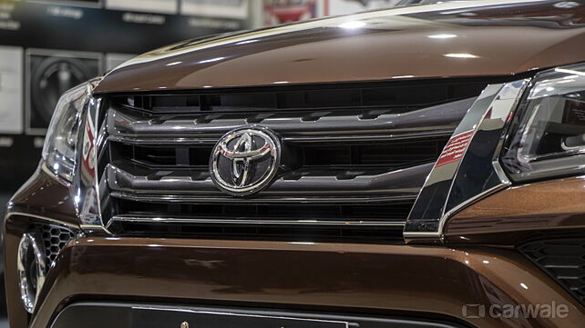 अक्‍टूबर महीने में टोयोटा ने की 12,373 कार्स की ब‍िक्री