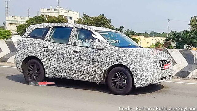 2021 Mahindra XUV500 spied testing once again: new black alloys spotted