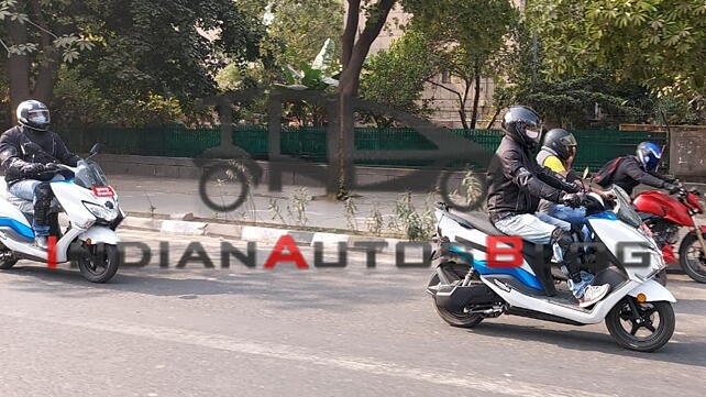 Suzuki Burgman Street 125 action