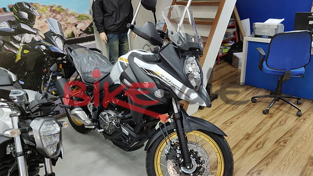 Suzuki V-Strom 650 XT Right Front Three Quarter