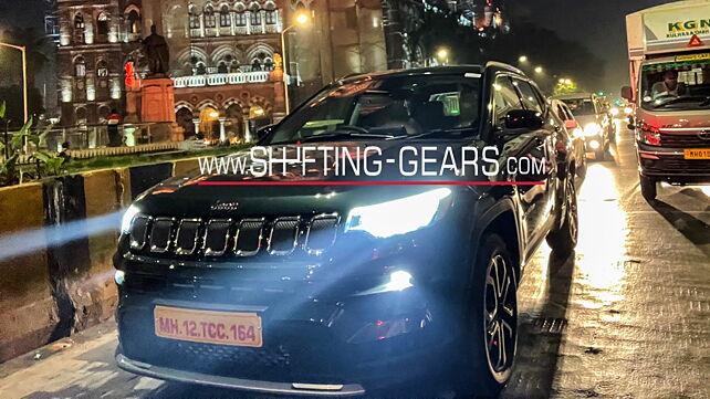 Jeep Compass facelift spotted undisguised in India ahead of launch