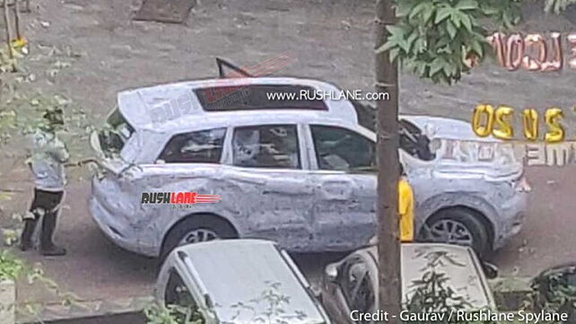 New Mahindra XUV500 spied again; to get a panoramic sunroof