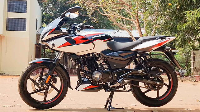 Bajaj Pulsar 220F new colours to be launched in India soon