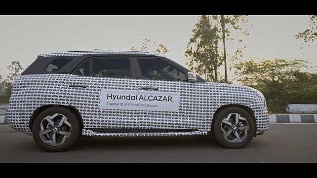 Hyundai Alcazar spotted with castle theme camouflage ahead of global debut