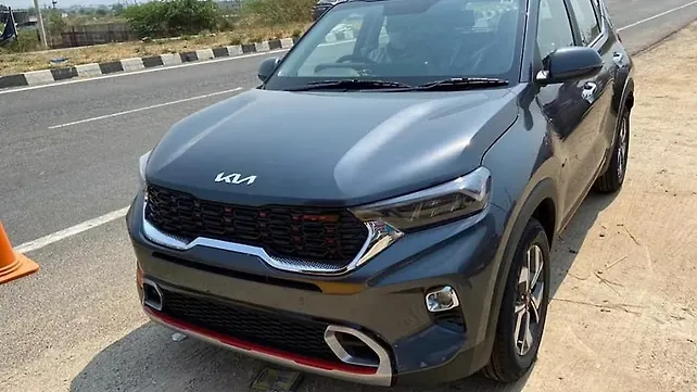 किया सोनेट नए लोगो के साथ डीलर यार्ड पर पहुंची किया सोनेट नए लोगो के साथ डीलर यार्ड पर पहुंची