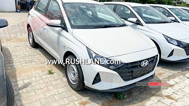Hyundai i20 new base variant spotted at dealership; to be launched soon