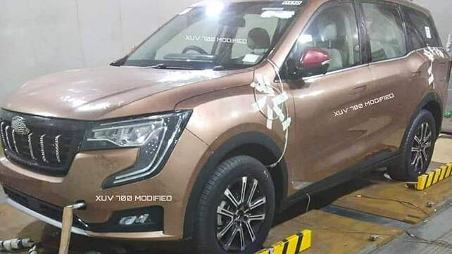 New Mahindra XUV700 spotted sans camouflage