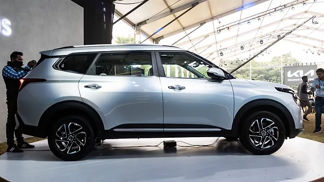 किआ कारेन्स [2022-2023] राइट साइड का दृश्य