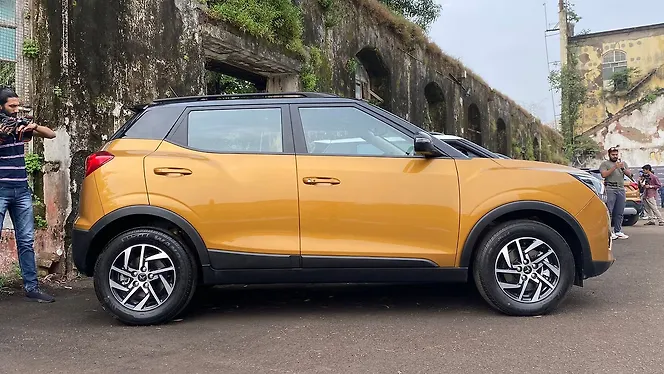 महिंद्रा xuv300 टर्बो स्पोर्ट्ज़ अक्टूबर 2022 क़ीमत, इमेज, माइलेज और रंग - कारवाले