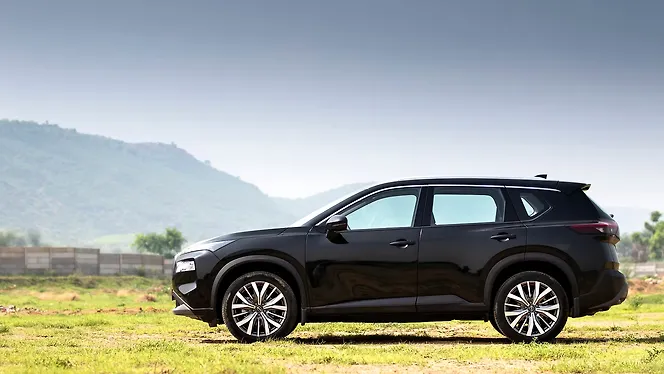 निसान एक्स-ट्रेल लेफ्ट साइड दृश्य