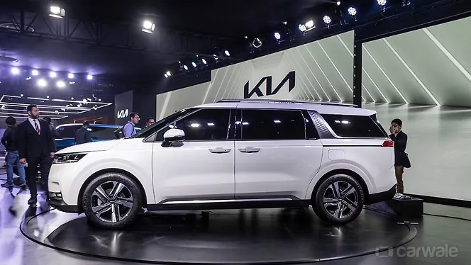 Kia KA4 (Carnival) Right Front Three Quarter