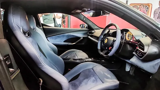 फ़रारी 296 जीटीबी फ्रंट रौ सीट्स