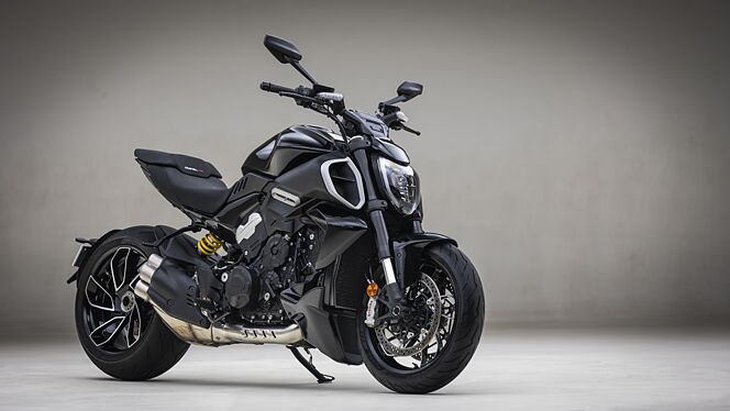 Ducati Diavel V4 Right Front Three Quarter