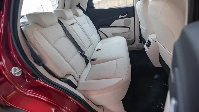 महिंद्रा XUV 3XO पीछे की सीटें