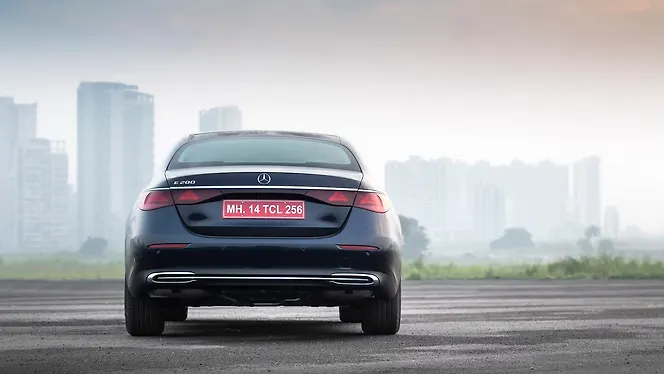 मर्सिडीज़ बेंज़ E-क्लास पीछे का व्यू