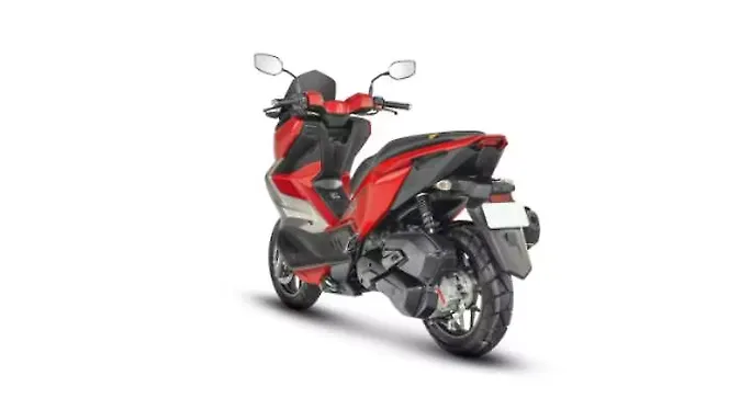 Hero Xoom 160 Left Rear Three Quarter