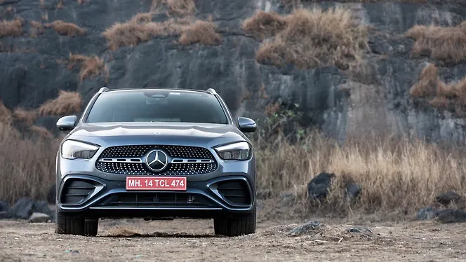 मर्सिडीज़ बेंज़ जीएलए सामने का दृश्य