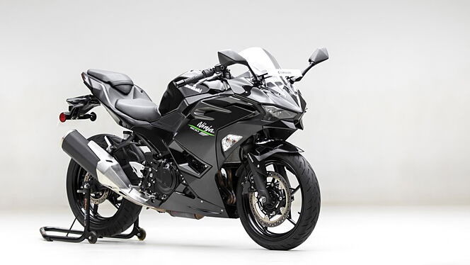 Kawasaki Ninja 500 Right Front Three Quarter