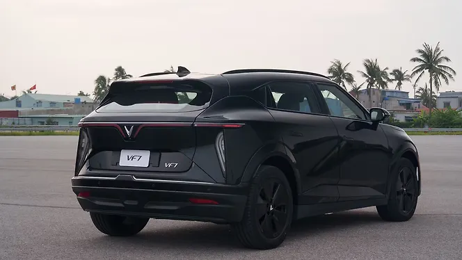 विनफ़ास्ट VF 7 राइट रियर थ्री क्वार्टर