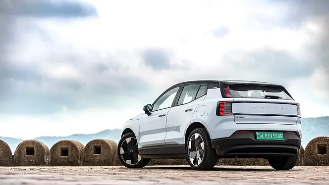 वॉल्वो EX30 लेफ्ट रियर थ्री क्वार्टर