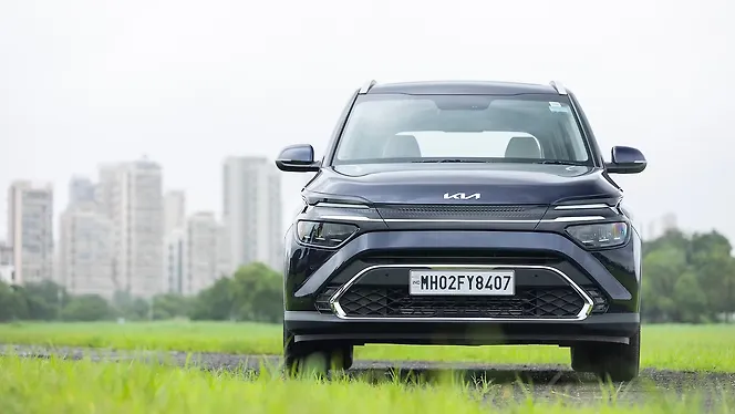 Kia Carens Front View