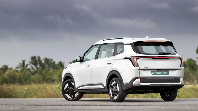 किआ कारेन्स क्लाविस ईवी लेफ्ट रियर थ्री क्वार्टर