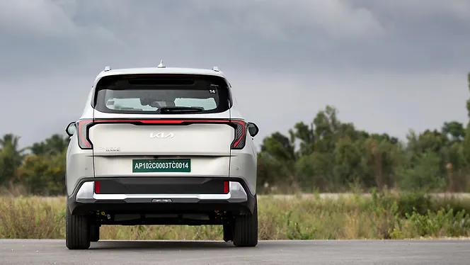 किआ कारेन्स क्लाविस ईवी पीछे का व्यू