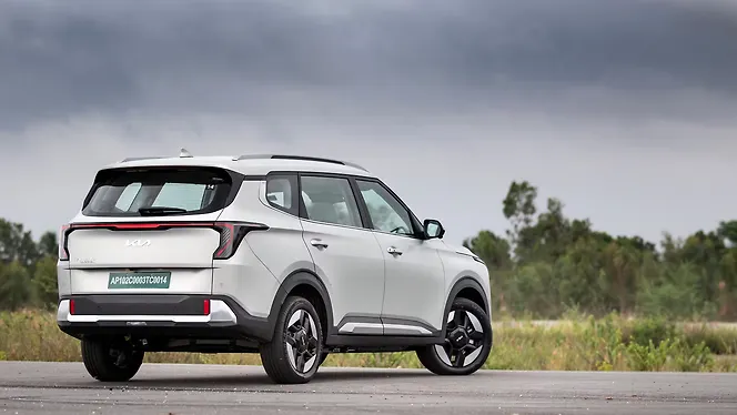 किआ कारेन्स क्लाविस ईवी राइट रियर थ्री क्वार्टर