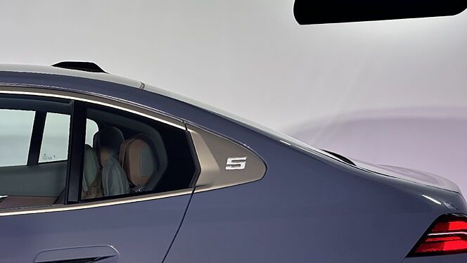 BMW New 5 Series Rear Quarter Glass