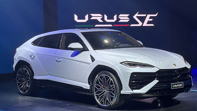 Lamborghini Urus SE Right Front Three Quarter