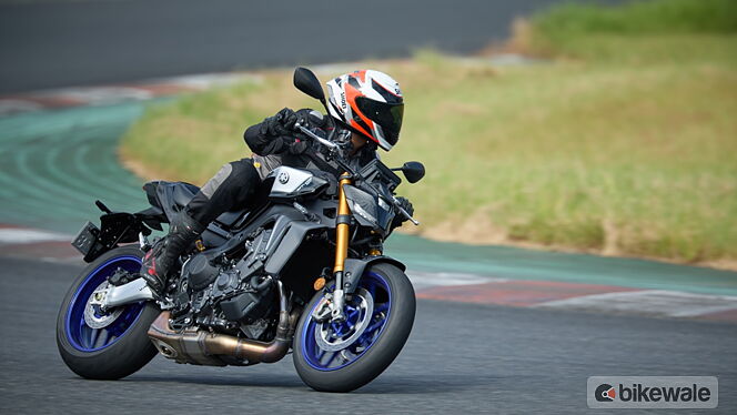 Yamaha MT-09 Right Front Three Quarter