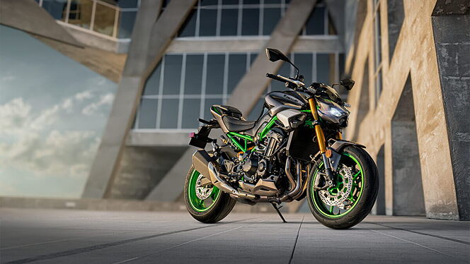 Kawasaki Z900 [2025] Right Front Three Quarter