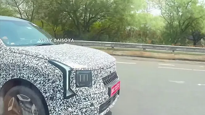 किआ नई सेल्टोस ठीक सामने तीन चौथाई