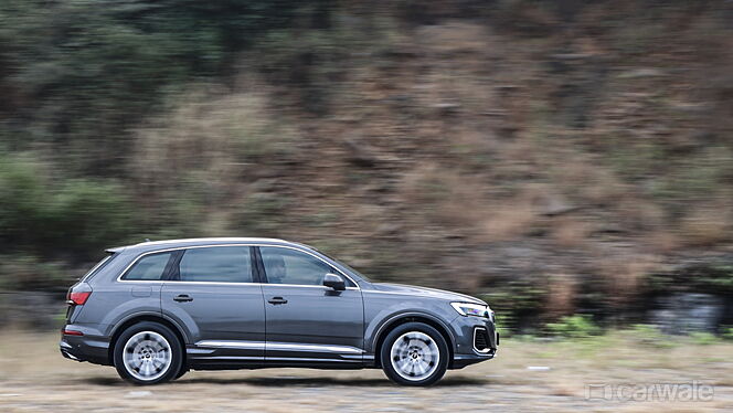 Audi Q7 Right Side View