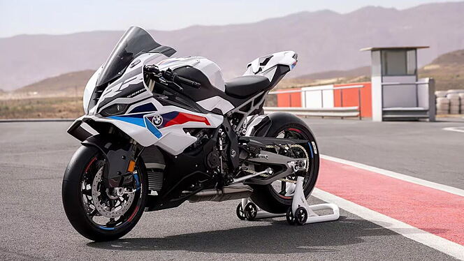 BMW S1000RR [2025] Left Front Three Quarter