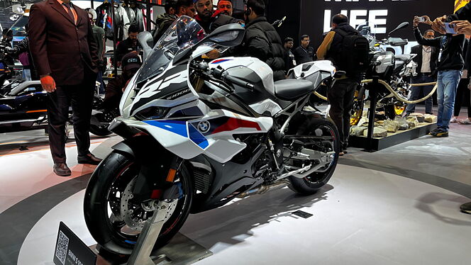 BMW S1000RR [2025] Left Front Three Quarter