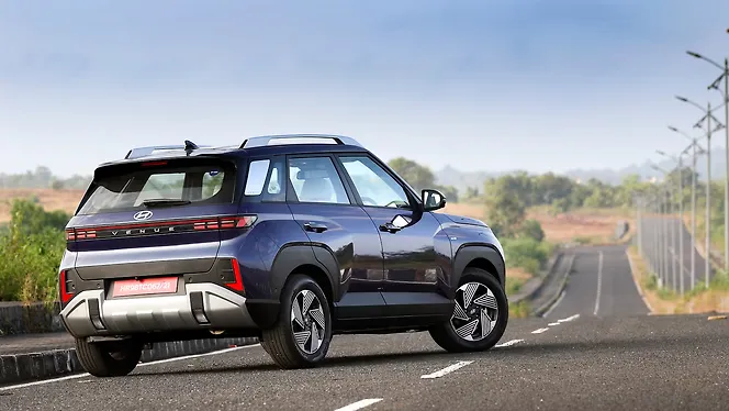 हुंडई वेन्यू राइट रियर थ्री क्वार्टर